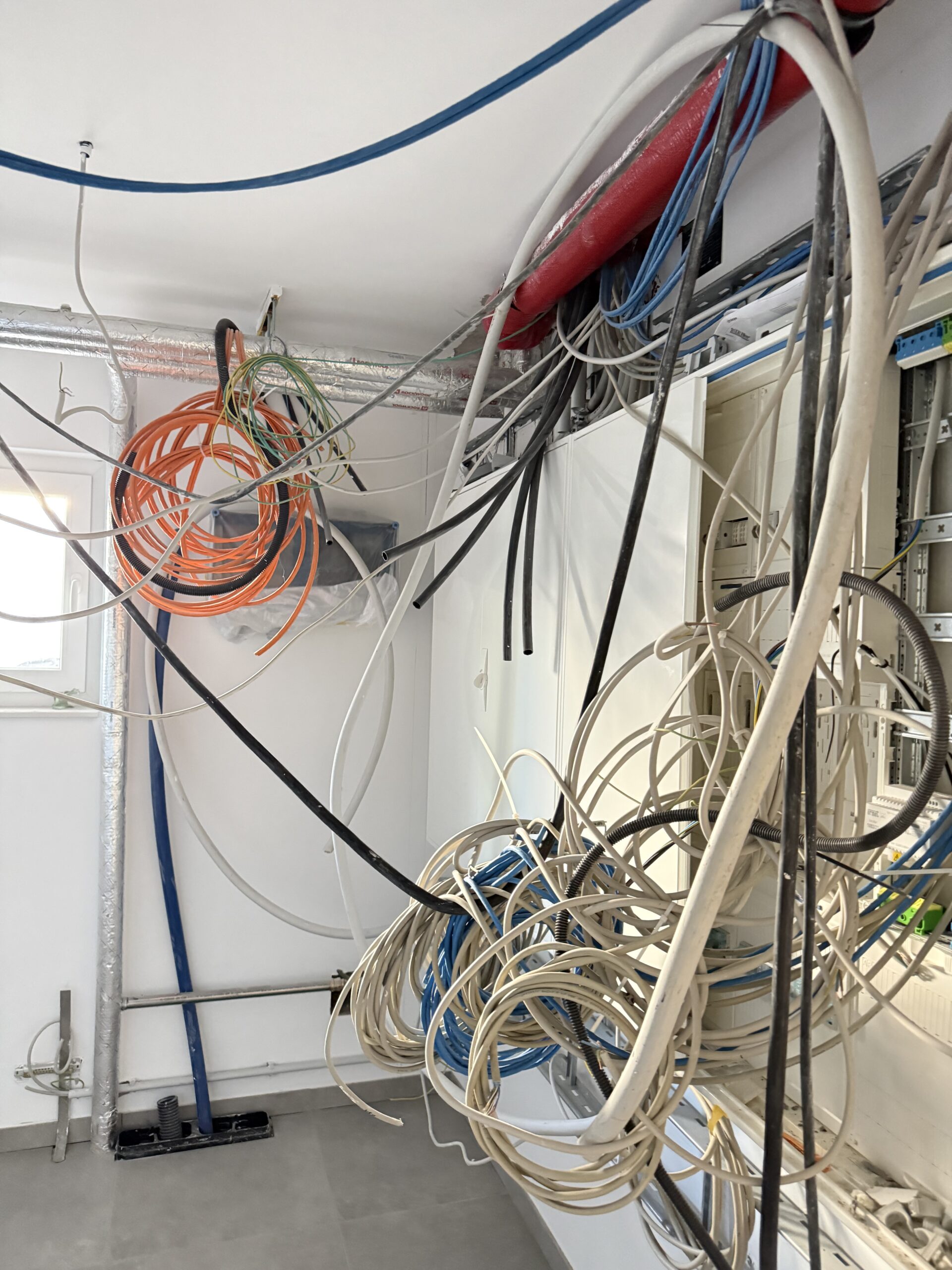 Ein Bild mit Chaos im Anschlussraum. Eine Küchenmontage ohne Strom.